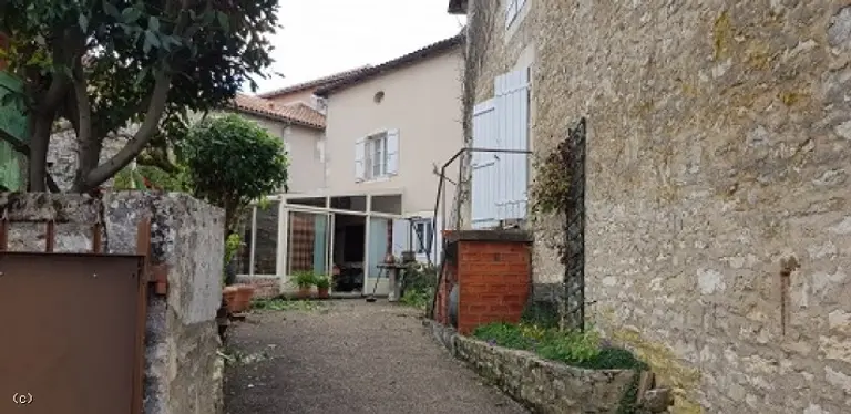 loger dans Champagne-Mouton, Poitou Charentes 10102031